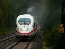 Es regnet unaufh�rlich am 31.08.2012. Nachschuss auf den ICE von Br�ssel(B) nach Frankfurt/Main auf der KBS 480 bei Eilendorf. Der ICE 3 wischt bei hohem Tempo das Wasser vom Fahrdraht und zeigt uns eine sch�ne Gischtwolke am Stromabnehmer.