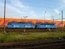Bei der Ausfahrt in Plzen am 26.08.12 sah man die 363 501-8 und die 240 021-6. Foto entstand aus dem Zug!