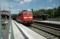 BR 151 vor einem Gterzug im Veitshchheimer Bahnhof; 09.07.06