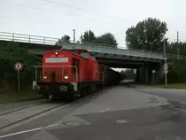 Um mit ihrer Rangierabteilung vom S�dhafen zum h�her gelegenden Bahnhof Stralsund R�gendamm zukommen,mu�te 298 318,am 31.August 2012,die Strecke Stralsund-Sassnitz unterqueren.