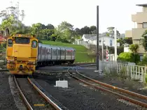 Zug der Western Line mit DC 4415 als Schublock in Richtung Waitakere nach der Ausfahrt in Avondale am 16.3.2012.
Der Zug besteht, typisch f�r die Western Line vom zentralen Britomat ins westlich vom Zentrum Aucklands gelegene Waitakere, aus einer Lok und 4 Wagen.