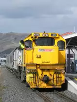 DC4513 wird beim Halt in Blenheim f�r die letzten Kilometer nach Picton nochmal sch�n sauber gemacht. Die Lok zieht den  Coastal Pacific  von Christchurch nach Picton. Der Zug ist der ersten Langstreckenzug in NZ, der die neuen AK Class Wagen erhalten hat - in Neuseeland gebaute Waggons, die die bislang verwendeten 56ft Wagen ersetzen.