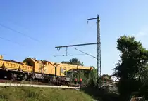 1.9.2012 Bernau Friedenstal. Strabags Schwerlastkran  Donau  kurz vor dem Heben der 104 Jahre alten Br�cken �ber die Zepernicker Chaussee. Seit H�herlegung der Stettiner Bahn im Dienst, sind ihre Tage und die damit verbundene La-Stelle bald Geschichte.