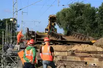 1.9.2012 Bernau-Friedenstal. 104 Jahre haben sie gehalten - die seit der H�herlegung der Stettiner Bahn errichteten Br�cken werden nun ausgetauscht. Zum Einsatz kam der Strabag-Schwerlaskran  Donau .