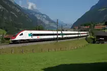 RABDe 500 009-6 legt sich am 25.7.12 bei Silenen in die Kurve. 