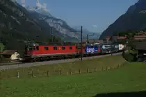 Re 6/6 11670 und Re 420 344-4 ziehen am 25.7.12 einen Containerzug die Gotthard-Nordrampe hinauf, hier bei Silenen.