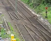 Um gefahrlos an der in offener Bauweise um ca. 30 m verl�ngerten neuen R�hre des Kaiser-Wilhelm-Tunnels arbeiten zu k�nnen, wurde das Richtungsgleis Koblenz im Bahnhofsbereich Ediger-Eller bis zur alten Tunnelr�hre stillgelegt und zum Teil r�ckgebaut. Das betrifft auch die Oberleitung. Fotografiert und heran gezoomt vom Ellerbachweg oberhalb der Tunnelportale am 30.06.2012