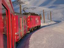 HGe 4/4 II 106  75 Jahre Glacier Express  befindet sich im Zahnstangenabschnitt zwischen Ntschen und Oberalppasshhe. (14.01.2005)