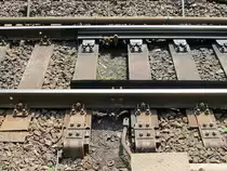 Weil das Nachbargleis stillgelegt und zum Teil r�ckgebaut ist, kann �ber diese Weiche kein Wechsel  mehr vom Richtungsgleis Trier in das Richtungsgleis Koblenz stattfinden. Aus diesem Grund wurde die Weichenstellvorrichtung entfernt und die Weichenzungen in eine sichere Endlage gebracht. Die Weiche befindet sich mehrere Meter neben dem S�dportal des Kaiser-Wilhelm-Tunnels und im Bahnhofsbereich von Ediger-Eller (KBS 690). 30.06.2012