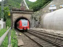 426 019-6 als RB 81 „Moseltal-Bahn“  (KBS 690) von Koblenz Hbf nach Trier Hbf beim Verlassen des Kaiser-Wilhelm-Tunnels (S�dportal) wird gleich im Bahnhof Ediger-Eller planm��ig halten. Rechts im Bild sind das stillgelegte Richtungsgleis Koblenz und die in offener Bauweise um ca. 30 m verl�ngerte neue Tunnelr�hre zu sehen. 30.06.2012
