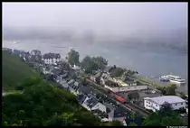 Eine leider unbekannt gebliebene 185 zieht ihren G�terzug durchs wundersch�ne Mittelrheintal. Das Bild entstand am 24. September 2011 bei Assmanshausen.