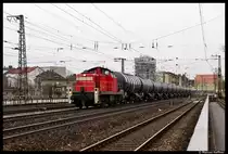294 650-7 mit einem Kesselwagenzug am 14. M�rz 2012 auf der Siebenbogenbr�cke in F�rth.