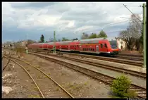 Ein Dosto-Zug geschoben von einer Lokomotive der Baureihe 111 verl�sst gerade den Bahnhof Roth Richtung Treuchtlingen. Das Bild entstand von der alten Laderampe aus (�ffentlich zug�nglich). Leider wird die Laderampe demn�chst auch Geschichte sein, denn die Bahn hat beschlossen die Rampe mit dazugeh�rigen Gleise und Weichen abzurei�en... (Bild vom 11. M�rz 2011)
