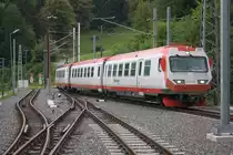 4090 002 mit dem Steuerwagen 6090 001 voraus f�hrt am 25.August 2012 als R6815 versp�tetet im Bf. Laubenbachm�hle ein.