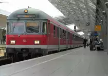 Ein Regionalexpress nach Aachen verl�sst am 27. August 2012 mit f�hrenden Karlsruher Steuerwagen den K�lner Hbf.