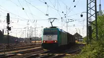 Die Cobra 2821 f�hrt mit einem gemischten G�terzug aus K�ln-Gremberg nach Antwerpen-Noord(B) bei der Ausfahrt aus Aachen-West und f�hrt in Richtung Montzen/Belgien bei Sonnenschein am 1.9.2012.