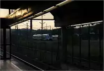 Ein Bahnhof, drei Unternehmen - Wiener Linien, WESTbahn und �BB in Wien H�tteldorf, am Abend des 23. August 2012