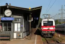 1216 020 mit EN 236 (Venezia S. Lucia - Wien Westbf.) am Morgen des 28. August 2012 bei der Einfahrt in Wien H�tteldorf. 