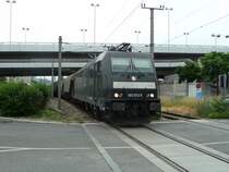09.06.2012 - 185 572-5 am Bahn�bergang Donaustadtbr�cke (Wien)