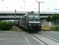 09.06.2012 - 185 572-5 am Bahn�bergang Donaustadtbr�cke (Wien)