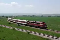 NOHAB Di3 Nr. 007 der Trainkos passiert am 19.05.12 mit ihrem Zug von Peja/Peć das Gleisdreieck am BW Fush� Kosov�/Kosovo Polje.