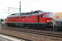 233 233-6 hat sich am 19.07.12 in Berlin-Sch�nefeld vor einen Kesselwagenzug gesetzt. Der Lokf�hrer kuppelt selber an.
