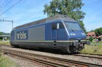 Eine BLS Re 465 im Bahnhof Rekingen (AG) abgestellt nach der Ankunft mit einem Containerzug aus Basel. Die Lok bleibt den ganzen Tag stehen und �bernimmt am Abend einen Containerzug ab Rekingen (AG) nach Basel. Es handelt sich hier um die BLS Re 465 013 – 1 welche Werbung f�r das Stockhorn in Erlenbach im Simmental macht. Die ganze Fahrzeugnummer lautet: 91 85 4465 013 – 1. Zur Sicherung des Fahrzeugs sind die Magnetschienenbremsen aktiviert. Aufnahmedatum: 09.08.2012.