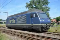 Eine BLS Re 465 im Bahnhof Rekingen (AG) abgestellt nach der Ankunft mit einem Containerzug aus Basel. Die Lok bleibt den ganzen Tag stehen und �bernimmt am Abend einen Containerzug ab Rekingen (AG) nach Basel. Es handelt sich hier um die BLS Re 465 013 – 1 welche Werbung f�r das Stockhorn in Erlenbach im Simmental macht. Die ganze Fahrzeugnummer lautet: 91 85 4465 013 – 1. Zur Sicherung des Fahrzeugs sind die Magnetschienenbremsen aktiviert. Aufnahmedatum: 09.08.2012.