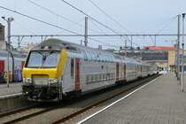 Intercity E Genk/Li�ge-Brugge-Gent-Brussel-Knokke/Blankenberge mit Doppelstockzug M6 und hle 2749 in Bahnhof Blankenberge am 11.04.2009 