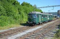 Extrazug 30231 bei der Durchfahrt in Felsenau (AG). Es handelt sich hier um den RBe 4/4 Nr. 1405 (neue Bezeichnung: RBe 540). Der Anlass zur Fahrt ist die Einladung des DSF zum 1. August-Brunch im Lokdepot in Koblenz. Die Fahrt geht von Frick �ber Stein-S�ckingen – Laufenburg – Schwaderloch – Felsenau nach Koblenz. Der Triebwagen mit Baujahr 1959 (Inbetriebsetzung 24.07.1959) war bei den SBB im Einsatz. Heute ist er im Besitz der DSF (Draisinen Sammlung Fricktal). Seit 2010 ist das Fahrzeug als „94 85 7 540 005-6“ immatrikuliert. Aufnahmedatum: 01.08.2012.