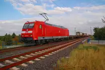 Mit einem Tragwagenganzzug kommt die 185 002-3 am sp�teren Abend des 1.9.2012 aus Richtung K�ln gefahren und hier ist sie auf der K33 Br�cke bei Allerheiligen.