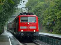 Re1 wird am 31.08.2012 von 111 122 mit hoher Geschwindigkeit von Aachen kommend durch den Haltepunkt Eilendorf Richtung K�ln gezogen.
