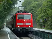 Re1 wird am 31.08.2012 von 111 122 mit hoher Geschwindigkeit von Aachen kommend durch den Haltepunkt Eilendorf Richtung K�ln gezogen.