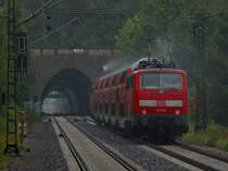 Am 31.08.2012 f�hrt der Rhein-Sieg-Express als Sandwich gezogen von 111 077-4 und geschoben von 111 010 auf der KBS 480 bei Eilendorf durch den str�menden Regen.