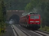 Am 31.08.2012 f�hrt der Rhein-Sieg-Express als Sandwich gezogen von 111 077-4 und geschoben von 111 010 auf der KBS 480 bei Eilendorf durch den str�menden Regen.