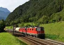 Eine Re 10/10 mit einem G�terzug am 29.08.2012 unterwegs zwischen Erstfeld und Amsteg-Silenen.