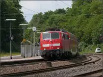 Die 111 113 im Regional Express Verbund steht abfahrbereit im Eschweiler Bahnhof
zur Weiterfahrt in Richtung D�ren im Juni 2012.