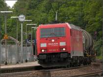 Elegant legt sich die 185 242-5 mit einen Kesselwagenzug in den langen Gleisbogen
bei der Durchfahrt im Eschweiler Bahnhof. Juni 2012. 