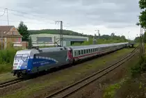 101 060-2 (60 Jahre Bundespolizei) ist mit dem IC 2059 Saarbr�cken - Frankfurt (Main) bei Frankfurt (Main) - 