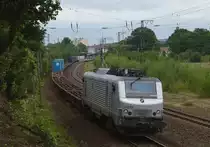 E 37 033 ist mit einem Containerzug am 01.09.2012 bei  Kaiserslautern Aussberungswerk