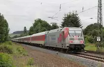 101 144 brachte am 26.06.2012 einen DB Autozug in Richtung Norden. Aufgenommen am B� Eltmannshausen/Oberhone.
