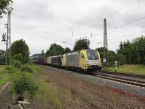 Diese Doppeltraktion bestehend aus ES 64 U2-006 und ES 64 F4-841 bespannte am 26.06.2012 einen Containerzug in Richtung Norden. Aufgenommen am B� Eltmannshausen/Oberhone.