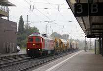 Nur ein paar Minuten nach der 115 kam die 230 077-0 der RTS mit kurzem Bauzug in Richtung S�den durch Eichenberg. Das Wetter hatte sich aber wie im Zeitraffer ge�ndert, der Himmel zog sich zu und es regnete, was es nur konnte. Aufgenommen am 25.06.2012.