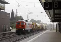 Nur ein paar Minuten nach der 115 kam die 230 077-0 der RTS mit kurzem Bauzug in Richtung S�den durch Eichenberg. Das Wetter hatte sich aber wie im Zeitraffer ge�ndert, der Himmel zog sich zu und es regnete, was es nur konnte. Aufgenommen am 25.06.2012.