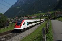 Etwas sp�ter als geplant passte dann das Licht auch bei der Stelle mit der Kirche im Hintergrund. RABDe 500 028-6 am 25.7.12 bei Silenen.