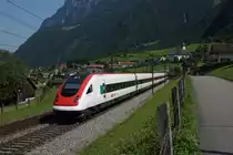 Etwas sp�ter als geplant passte dann das Licht auch bei der Stelle mit der Kirche im Hintergrund. RABDe 500 028-6 am 25.7.12 bei Silenen.