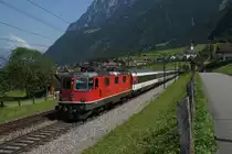 Re 4/4 II 11226 befindet sich am 25.7.12 mit dem IR 2267 bei Silenen. Auch diese Lok wird fr�her oder sp�ter f�r die S-Bahn Z�rich modernisiert und kommt dann nicht mehr an den Gotthard.