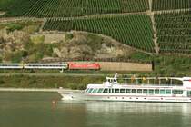 Unbekannte 101 zieht den EC 100 nach Hamburg-Altone, hier zwischen Boppard und Oberspay. Im Vordergrund das Schiff  Loreley  der Reederei KD.
Oberspay, der 1.9.12