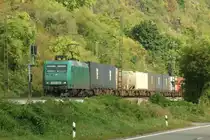145 CL 005 von Crossrail f�hrt mit einem Containerzug zwischen Kamp-Bornhofen und Filsen Richtung Norden auf der rechten Rheinstrecke.
Filsen, der 1.9.12