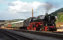 03 1010-2 war in diesem Jahr wieder mit dem Berliner Sonderzug zum Dampfloktreffen nach Meiningen gekommen. Hier steht er bereits wieder zur R�ckfahrt am Bahnsteig im Bahnhof Meiningen bereit, 01.09.2012.